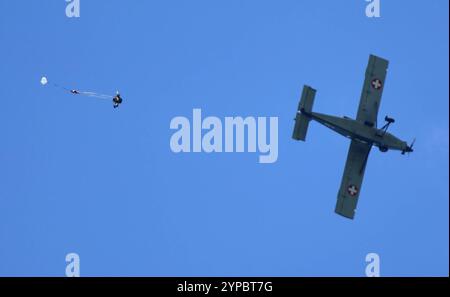 Ein Fallschirmspringer der Schweizer Armee ist aus einem Flugzeug vom Typ Pilatus PC-6 Porter gesprungen. Der Fallschirm öffnet sich. Die Flugshow ZigAirMeet mit internationaler Beteiligung aus dem militärischen und zivilen Luftfahrtbereich fand am 18. Und 19. August 2023 in Mollis, Kanton Glarus, Schweiz, statt. Mollis Glarus Schweiz *** Fallschirmspringer der Schweizer Armee sprang aus einem Pilatus PC 6 Porter Flugzeug der Fallschirm eröffnet die ZigAirMeet Air Show mit internationaler Beteiligung aus der Militär- und Zivilluftfahrt fand am 18. Und 19. August 2023 in Mollis, Kanton Glarus, SWI statt Stockfoto
