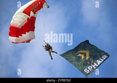 Ein Fallschirmspringer der Schweizer Armee, ein Fallschirm-Displayteams der Schweizer Armee, an einem Freifallschirm mit der Flagge SPHAIR. Die Flugshow ZigAirMeet mit internationaler Beteiligung aus dem militärischen und zivilen Luftfahrtbereich fand am 18. Und 19. August 2023 in Mollis, Kanton Glarus, Schweiz, statt. Mollis Glarus Schweiz *** Fallschirmspringer von Swiss Parawings, einem Fallschirmspringteam der Schweizer Bundeswehr, auf einem Freifallfallfallschirm mit der SPHAIR-Flagge die ZigAirMeet Air Show mit internationaler Beteiligung aus dem Militär- und Zivilluftfahrtsektor fand am August statt Stockfoto