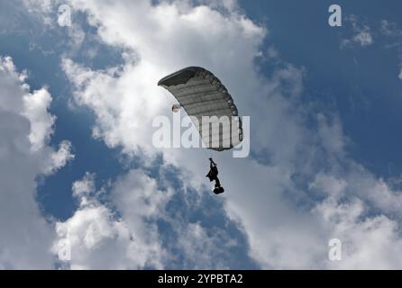 Ein Fallschirmaufklärer der Schweizer Armee am Fallschirm. Wolken, leicht bewölkt. Die Flugshow ZigAirMeet mit internationaler Beteiligung aus dem militärischen und zivilen Luftfahrtbereich fand am 18. Und 19. August 2023 in Mollis, Kanton Glarus, Schweiz, statt. Mollis Glarus Schweiz *** Ein Fallschirmaufklärungsflugzeug der Schweizer Armee auf einem Fallschirm Wolken, leicht bewölkt die ZigAirMeet Luftschau mit internationaler Beteiligung aus der militärischen und zivilen Luftfahrt fand am 18. Und 19. August 2023 in Mollis, Kanton Glarus, Schweiz Mollis Glarus Schweiz statt Stockfoto