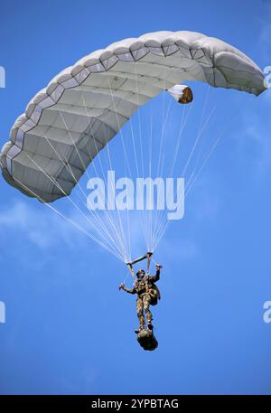 Ein Fallschirmaufklärer der Schweizer Armee. Hochkant. Die Flugshow ZigAirMeet mit internationaler Beteiligung aus dem militärischen und zivilen Luftfahrtbereich fand am 18. Und 19. August 2023 in Mollis, Kanton Glarus, Schweiz, statt. Mollis Glarus Schweiz *** Ein Fallschirmaufklärungsflugzeug der Schweizer Armee am Rande die Luftschau ZigAirMeet mit internationaler Beteiligung aus der Militär- und Zivilluftfahrt fand am 18. Und 19. August 2023 in Mollis, Kanton Glarus, Schweiz Mollis Glarus Schweiz statt Stockfoto