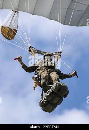 Ein Fallschirmaufklärer der Schweizer Armee mit Gepäck. Hochkant. Die Flugshow ZigAirMeet mit internationaler Beteiligung aus dem militärischen und zivilen Luftfahrtbereich fand am 18. Und 19. August 2023 in Mollis, Kanton Glarus, Schweiz, statt. Mollis Glarus Schweiz *** Ein Fallschirmaufklärungsflugzeug der Schweizer Armee mit Gepäck am Rand die ZigAirMeet Luftschau mit internationaler Beteiligung aus der Militär- und Zivilluftfahrt fand am 18. Und 19. August 2023 in Mollis, Kanton Glarus, Schweiz Mollis Glarus Schweiz statt Stockfoto