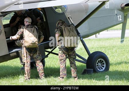 Fallschirmaufklärer der Schweizer Armee mit Freifallschirmen besetzen ihr Absetzflugzeug vom Typ Pilatus PC-6 Porter. Die Flugshow ZigAirMeet mit internationaler Beteiligung aus dem militärischen und zivilen Luftfahrtbereich fand am 18. Und 19. August 2023 in Mollis, Kanton Glarus, Schweiz, statt. Mollis Glarus Schweiz *** Fallschirmjäger der Schweizer Armee mit kostenlosen Fallschirmen an ihrem Pilatus PC 6 Porter Fallschirmrückgewinnungsflugzeug die ZigAirMeet Air Show mit internationaler Beteiligung aus der Militär- und Zivilluftfahrt fand am 18. Und 19. August 2023 in Mollis, Kanton Glarus, Swit statt Stockfoto