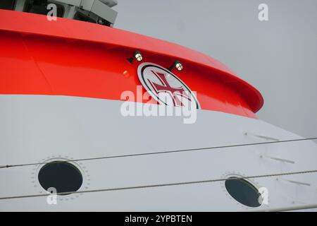 Helgoland, Deutschland. November 2024. Unter der Brücke des Rettungskreuzers Hermann Marwede befindet sich das Symbol der Deutschen Seeschifffahrt (DGzRS), das rote Hansekreuz. Quelle: Helge Toben/dpa/Alamy Live News Stockfoto