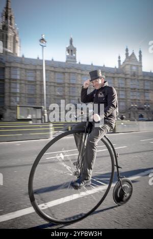 London, Großbritannien. November 2024. Neil Laughton vom 2013 gegründeten Penny Farthing Club fährt mit seinem modernen Fahrrad im viktorianischen Stil durch Westminster. Guy Corbishley/Alamy Live News Stockfoto