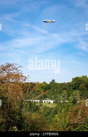 Der Goodyear Blimp in Neuhausen Rheinfall, Schweiz Stockfoto