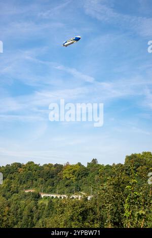 Der Goodyear Blimp in Neuhausen Rheinfall, Schweiz Stockfoto