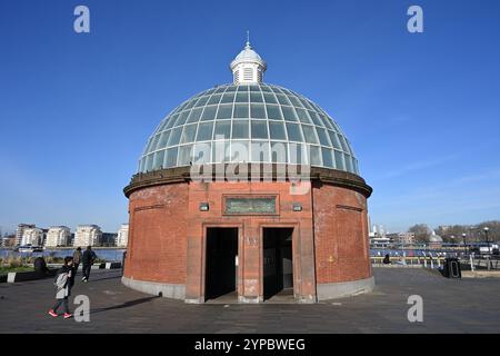 Südlicher Eingang zum Greenwich-Fußtunnel mit dem nördlichen Eingang im Hintergrund auf der anderen Seite der Themse Stockfoto