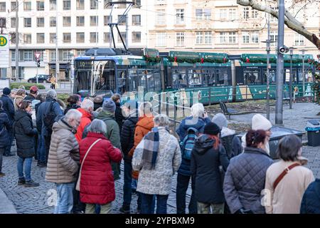 München, Deutschland. November 2024. Kunden warten auf die Straßenbahn bei der ersten Fahrt der weihnachtsbahn der MVG am 29. November 2024 in München. (Foto: Alexander Pohl/SIPA USA) Credit: SIPA USA/Alamy Live News Stockfoto