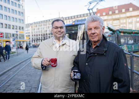 München, Deutschland. November 2024. MVG-Geschäftsführer Ingo Wortmann, Bürgermeister Dieter Reiter ( SPD ) bei der ersten Fahrt der weihnachtsbahn der MVG am 29. November 2024 in München. (Foto: Alexander Pohl/SIPA USA) Credit: SIPA USA/Alamy Live News Stockfoto
