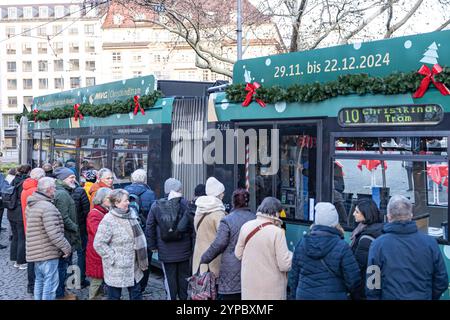 München, Deutschland. November 2024. Kunden warten auf die Straßenbahn bei der ersten Fahrt der weihnachtsbahn der MVG am 29. November 2024 in München. (Foto: Alexander Pohl/SIPA USA) Credit: SIPA USA/Alamy Live News Stockfoto