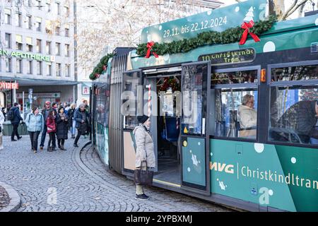 München, Deutschland. November 2024. Kunden warten auf die Straßenbahn bei der ersten Fahrt der weihnachtsbahn der MVG am 29. November 2024 in München. (Foto: Alexander Pohl/SIPA USA) Credit: SIPA USA/Alamy Live News Stockfoto
