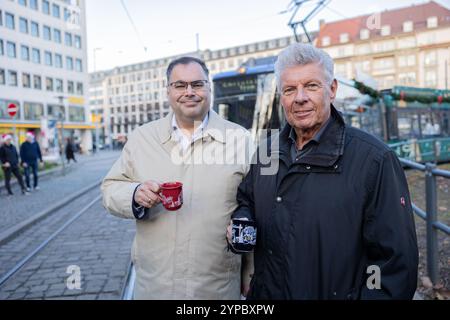 München, Deutschland. November 2024. MVG-Geschäftsführer Ingo Wortmann, Bürgermeister Dieter Reiter ( SPD ) bei der ersten Fahrt der weihnachtsbahn der MVG am 29. November 2024 in München. (Foto: Alexander Pohl/SIPA USA) Credit: SIPA USA/Alamy Live News Stockfoto