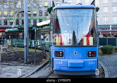 München, Deutschland. November 2024. Straßenbahn bei der ersten Fahrt der weihnachtsbahn der MVG am 29. November 2024 in München. (Foto: Alexander Pohl/SIPA USA) Credit: SIPA USA/Alamy Live News Stockfoto
