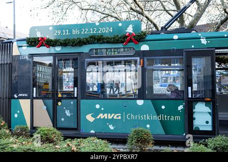 München, Deutschland. November 2024. Straßenbahn bei der ersten Fahrt der weihnachtsbahn der MVG am 29. November 2024 in München. (Foto: Alexander Pohl/SIPA USA) Credit: SIPA USA/Alamy Live News Stockfoto