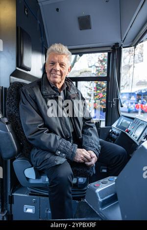 München, Deutschland. November 2024. Bürgermeister Dieter Reiter ( SPD ) als Straßenbahnfahrer bei der ersten Fahrt der weihnachtsbahn der MVG am 29. November 2024 in München. (Foto: Alexander Pohl/SIPA USA) Credit: SIPA USA/Alamy Live News Stockfoto