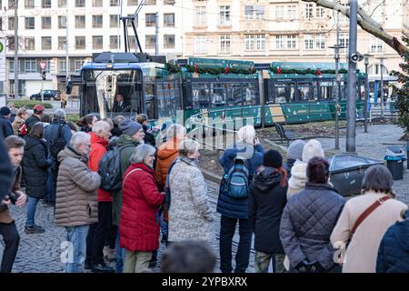 München, Deutschland. November 2024. Kunden warten auf die Straßenbahn bei der ersten Fahrt der weihnachtsbahn der MVG am 29. November 2024 in München. (Foto: Alexander Pohl/SIPA USA) Credit: SIPA USA/Alamy Live News Stockfoto