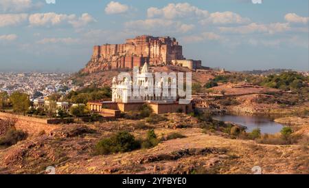 Majestätisches Fort Mehrangarh. Mehrangarh Fort ist ein massives Fort in Jodhpur, Indien. Es gilt als eine der beeindruckendsten Festungen Indiens Stockfoto