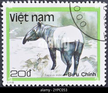 Gestempelte Briefmarke, gedruckt von Vietnam, die asiatischen Tapir (Tapirus indicus) zeigt, um 1988. Stockfoto