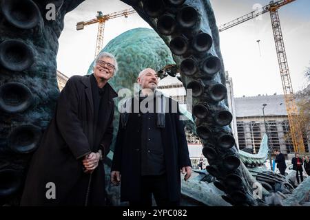 Brüssel, Belgien November 2024. Nicolas Landemard/Le Pictorium - Einweihung des Nauti-Octopus in Brüssel. - 29/11/2024 - Belgien/Brüssel/Brüssel - Pierre Matter (Bildhauer/bald) und Francois Schuiten (Designer/Gläser) weihten heute die Skulptur Nauti-Octopus in der belgischen Hauptstadt ein, bevor sie dauerhaft in der Stadt Amiens installiert wird. Quelle: LE PICTORIUM/Alamy Live News Stockfoto