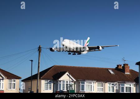 Emirates A380-842 A6-EUM von Dubai aus fliegt die DXB bei ihrem letzten Anflug über die Myrtle Avenue, bevor sie bei lhr landet. Stockfoto