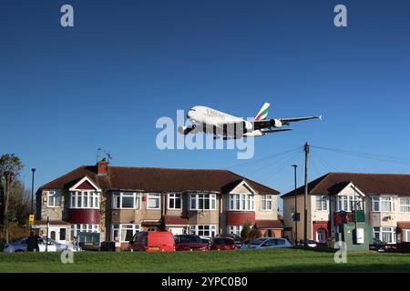 Emirates A380-842 A6-EUM von Dubai aus fliegt die DXB bei ihrem letzten Anflug über die Myrtle Avenue, bevor sie bei lhr landet. Stockfoto