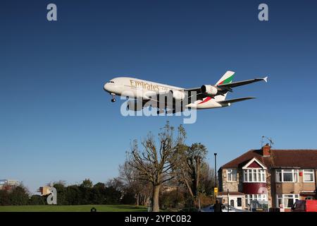 Emirates A380-842 A6-EUM von Dubai aus fliegt die DXB bei ihrem letzten Anflug über die Myrtle Avenue, bevor sie bei lhr landet. Stockfoto