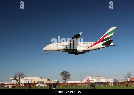 Emirates A380-842 A6-EUM von Dubai aus fliegt die DXB bei ihrem letzten Anflug über die Myrtle Avenue, bevor sie bei lhr landet. Stockfoto