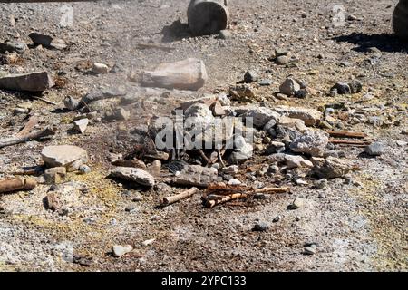 Eine aktive Geysirquelle mit einem periodischen Abfluss von Wasser, das turbulent und mit Dampf begleitet wird, im Yellowstone-Nationalpark, USA Stockfoto
