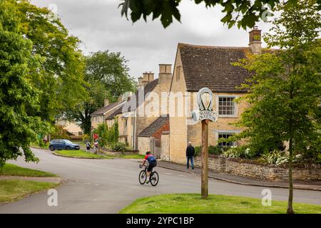 Großbritannien, England, Rutland, Market Overton, Main Street vom Dorfgrün Stockfoto