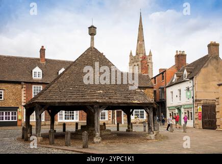 Großbritannien, England, Rutland, Oakham, Market Place, Buttercross und All Saints Church Kirchturm Stockfoto