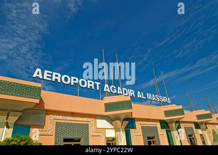 Agadir Airport Schild oben auf dem Terminal Gebäude. Stockfoto