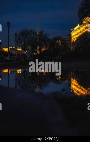 Berlin erwacht: Sonnenaufgang am Frankfurter Tor, Aufnahme des Frankfurter tors bei Sonnenaufgang. Die aufgehende Sonne taucht die Berliner Straßen in warmes Licht. Berlin Berlin Deutschland *** Berlin wacht auf Sonnenaufgang am Frankfurter Tor, Foto vom Frankfurter Tor bei Sonnenaufgang taucht die aufgehende Sonne die Straßen Berlins in warmes Licht Berlin Berlin Deutschland Stockfoto