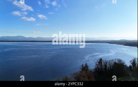 Bernried, Bayern, Deutschland, 29. November 2024: Ein Wintertag bei Bernried Landkreis Weilheim-Schongau. Hier der Blick vom Bernrieder Park auf den Starnberger See in Richtung Seeshaupt, am Horizont die Alpenkette von der Benediktwand, Karwendel bis zur Zugspitze,Wetterbild, Landschaft, wandern, spazieren *** Bernried, Bayern, Deutschland, 29. November 2024 Ein Wintertag bei Bernried Bezirk Weilheim Schongau hier der Blick vom Bernrieder Park zum Starnberger See in Richtung Seeshaupt, am Horizont die Alpenkette vom Benediktwand, Karwendel zur Zugspitze, Wetterbild, lan Stockfoto