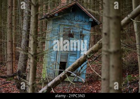 Karlsbad, Tschechische Republik. November 2024. Historische Toilette aus der Wende des 19. Und 20. Jahrhunderts in Kurwäldern unter dem Vitkowberg, Karlsbad, Tschechien, 29. November 2024. Quelle: Slavomir Kubes/CTK Photo/Alamy Live News Stockfoto