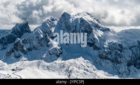 Die fantastische Pracht der verschneiten Dolomiten offenbart ein winterliches Wunderland mit unberührten Gipfeln und atemberaubenden Landschaften. Stockfoto