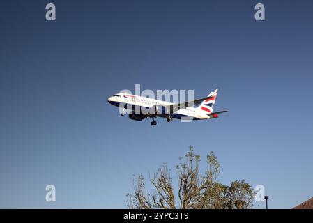 British Airways A320 Neo G-TTNG aus Jersey fliegt tief mit Fahrwerk über Myrtle Avenue, bevor sie in lhr landet. Stockfoto