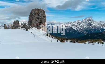 Ein atemberaubender Blick auf die Cinque Torri, bedeckt mit unberührtem Schnee, zeigt die raue Schönheit und den Winterzauber dieses berühmten Wahrzeichens der Dolomiten Stockfoto