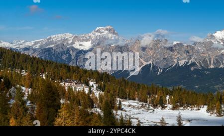 Während der Winterschnee die Dolomiten bedeckt, schafft das lebhafte Herbstlaub eine perfekte Harmonie, wo Herbstfarben auf die frische Schönheit der Alpen treffen Stockfoto