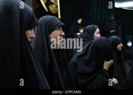 Teheran, Iran. November 2024. Iranische verschleierte Frauen trauern während der Beerdigungszeremonie um Brigadegeneral Kiyomarth Porhashmi, einen hochrangigen Offizier der Quds Force der Islamischen Revolutionsgarde (IRGC), der in Aleppo, Syrien, getötet wurde. Die Quds Force der IRGC ist eine Einheit der iranischen Revolutionsgarde, die Militär-, Geheimdienst- und Unterstützungsoperationen im Ausland durchführt, um den regionalen Einfluss des Iran voranzutreiben. (Kreditbild: © Rouzbeh Fouladi/ZUMA Press Wire) NUR REDAKTIONELLE VERWENDUNG! Nicht für kommerzielle ZWECKE! Stockfoto