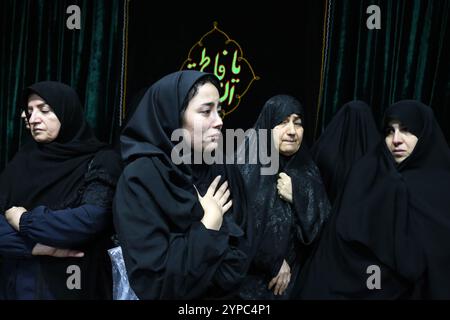 Teheran, Iran. November 2024. Iranische verschleierte Frauen trauern während der Beerdigungszeremonie um Brigadegeneral Kiyomarth Porhashmi, einen hochrangigen Offizier der Quds Force der Islamischen Revolutionsgarde (IRGC), der in Aleppo, Syrien, getötet wurde. Die Quds Force der IRGC ist eine Einheit der iranischen Revolutionsgarde, die Militär-, Geheimdienst- und Unterstützungsoperationen im Ausland durchführt, um den regionalen Einfluss des Iran voranzutreiben. (Kreditbild: © Rouzbeh Fouladi/ZUMA Press Wire) NUR REDAKTIONELLE VERWENDUNG! Nicht für kommerzielle ZWECKE! Stockfoto