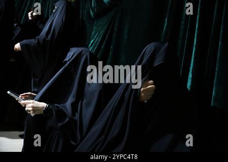 Teheran, Iran. November 2024. Iranische verschleierte Frauen trauern während der Beerdigungszeremonie um Brigadegeneral Kiyomarth Porhashmi, einen hochrangigen Offizier der Quds Force der Islamischen Revolutionsgarde (IRGC), der in Aleppo, Syrien, getötet wurde. Die Quds Force der IRGC ist eine Einheit der iranischen Revolutionsgarde, die Militär-, Geheimdienst- und Unterstützungsoperationen im Ausland durchführt, um den regionalen Einfluss des Iran voranzutreiben. (Kreditbild: © Rouzbeh Fouladi/ZUMA Press Wire) NUR REDAKTIONELLE VERWENDUNG! Nicht für kommerzielle ZWECKE! Stockfoto