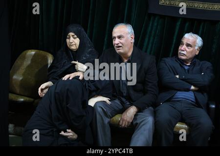 Teheran, Iran. November 2024. Familie und Relevanz trauern während der Beerdigungszeremonie um Brigadegeneral Kiyomarth Porhashmi, einen hochrangigen Offizier der Quds Force der Islamischen Revolutionsgarde (IRGC), der in Aleppo, Syrien, getötet wurde. Die Quds Force der IRGC ist eine Einheit der iranischen Revolutionsgarde, die Militär-, Geheimdienst- und Unterstützungsoperationen im Ausland durchführt, um den regionalen Einfluss des Iran voranzutreiben. (Kreditbild: © Rouzbeh Fouladi/ZUMA Press Wire) NUR REDAKTIONELLE VERWENDUNG! Nicht für kommerzielle ZWECKE! Stockfoto