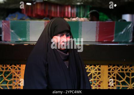 Teheran, Iran. November 2024. Eine iranische verschleierte Frau trauert während der Beerdigungszeremonie um Brigadegeneral Kiyomarth Porhashmi, einen hochrangigen Offizier der Quds Force der Islamischen Revolutionsgarde (IRGC), der in Aleppo, Syrien, getötet wurde. Die Quds Force der IRGC ist eine Einheit der iranischen Revolutionsgarde, die Militär-, Geheimdienst- und Unterstützungsoperationen im Ausland durchführt, um den regionalen Einfluss des Iran voranzutreiben. (Kreditbild: © Rouzbeh Fouladi/ZUMA Press Wire) NUR REDAKTIONELLE VERWENDUNG! Nicht für kommerzielle ZWECKE! Stockfoto