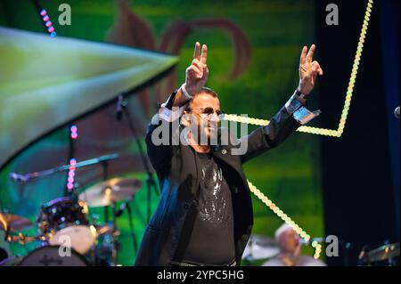 Ringo Starr und seine All Starr Band in der Birmingham Symphony Hall, 20. Juni 2011. Ringo begrüßt das Publikum zu Beginn der Show mit einem Friedenszeichen. Stockfoto