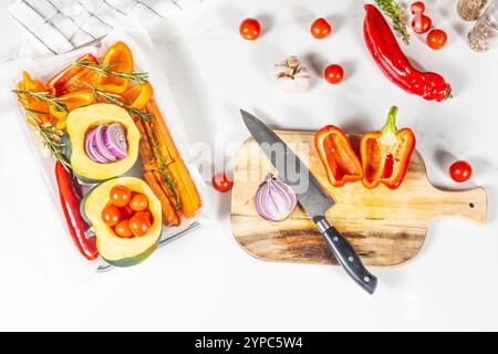 Suppe aus Kürbis, Pfeffer, Tomaten, Zwiebeln, Knoblauch mit einem Messer und einem Schneidebrett zubereiten Stockfoto