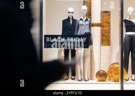 Warschau, Polen. November 2024. Ansicht eines schwarzen freitagsschilds im Geschäft während einer schwarzen freitagwoche. (Foto: Marek Antoni Iwanczuk/SOPA Images/SIPA USA) Credit: SIPA USA/Alamy Live News Stockfoto