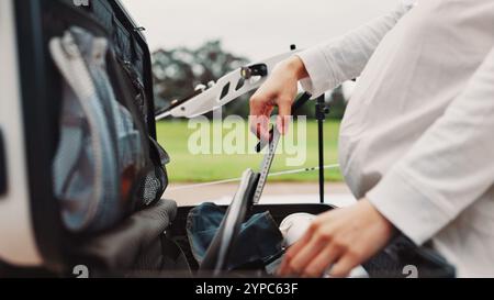 Tasche, Bogenschießen oder Hände einer Person mit Bogen für Training, Feld oder Vorbereitung auf Wettkampf, Ausrüstung oder Spiel. Schießstand, Bogenschütze und Training in Stockfoto
