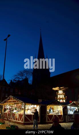 Flensburg, Schleswig-Holstein Weihnachtsmarkt Flensburg auf dem Südermarkt. Hier: Blick von der Angelburger Straße. Vorne Verkaufsbuden, rechts die Flensburger Weihnachtspyramide. Im Hintergrund erhebt sich die imposante, in Dunkelheit gehüllte St. Nikolaikirche. Aufnahme vom 29.11.2024, Flensburg, Innenstadt *** Flensburg, Schleswig Holstein Weihnachtsmarkt Flensburg auf dem Südermarkt hier Blick von der Angelburger Straße vor Verkaufsständen, rechts die Flensburger Weihnachtspyramide im Hintergrund erhebt sich die imposante St. Nikolaikirche, in Dunkelheit gehüllt Foto vom 29 11 2024, Flens Stockfoto