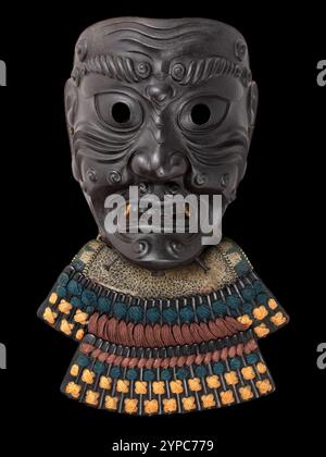 Grimacing Noh Mask with Neck Guard - Myochin Munemitsu, 18. Jahrhundert Stockfoto