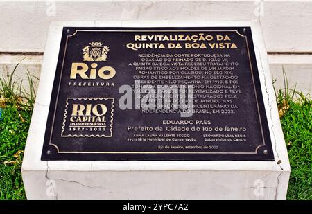 RIO DE JANEIRO, BRASILIEN - 26. November 2024: Eine metallische Plakette zeigt die Revitalisierung der Quinta da Boa Vista an Stockfoto